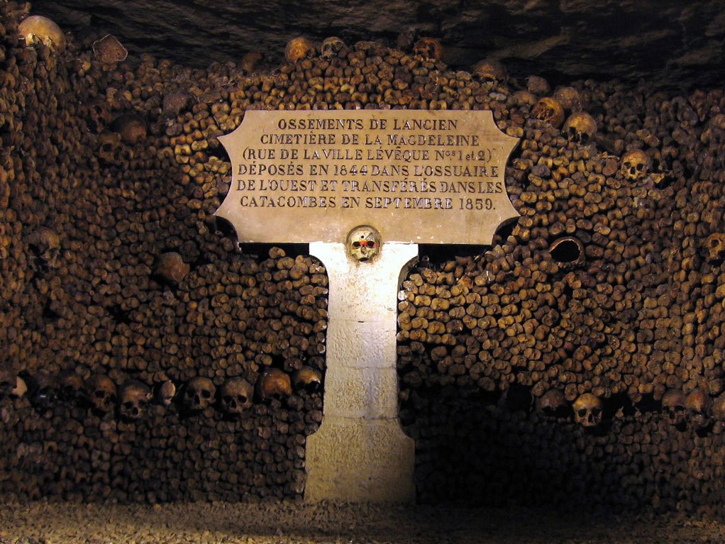 Hầm mộ Paris, Pháp: Đây là nơi cất giữ hài cốt của hơn 6 triệu người qua đời trong khoảng 1785-1860. Số xương này được tách ra và sắp xếp thành hành lang, cửa, cột... (Ảnh: Smithsonianmag).
